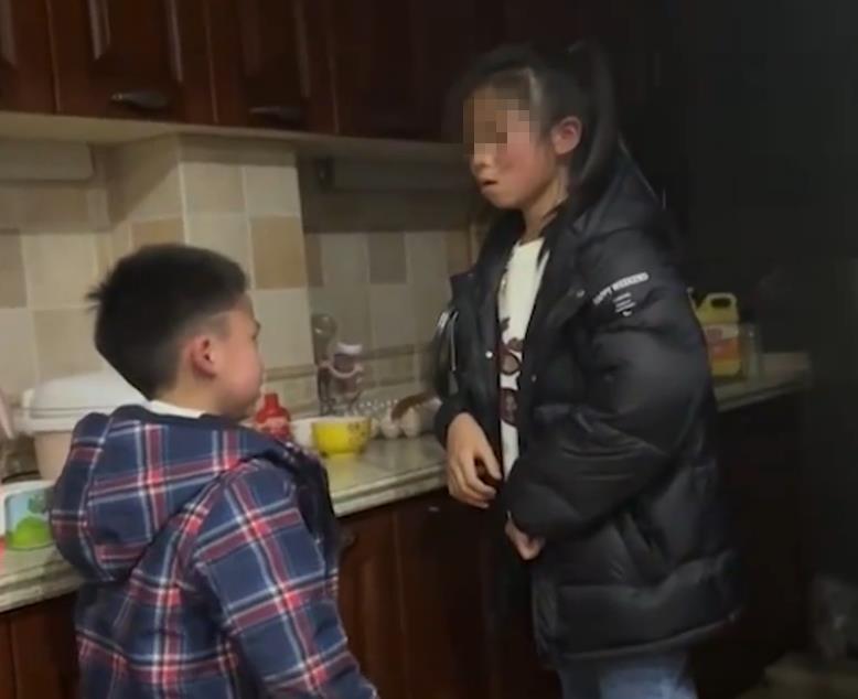 弟弟拿棍子挑衅姐姐,被姐姐一顿教育—这场家庭武戏里的门道 弟弟拿棍子挑衅姐姐,被姐姐一顿教育—这场家庭武戏里的门道