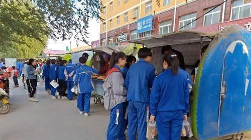 店铺门口摆摊遭进货式哄抢，抢的到底是便宜还是毛病？
