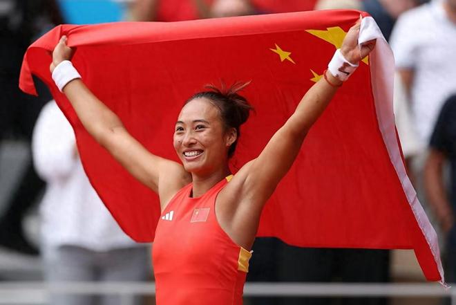 媒体，郑钦文赛场内外都是女王—一个21岁姑娘如何活成了所有人的榜样