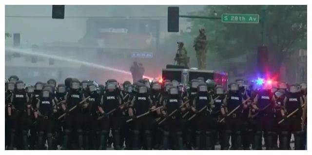 一场无差别刺杀何以引爆全英骚乱,从南港到街头,愤怒如何失控 一场无差别刺杀何以引爆全英骚乱,从南港到街头,愤怒如何失控